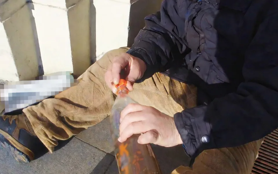 Silně opilý muž u jednoho ze šumperských kostelů zkolaboval