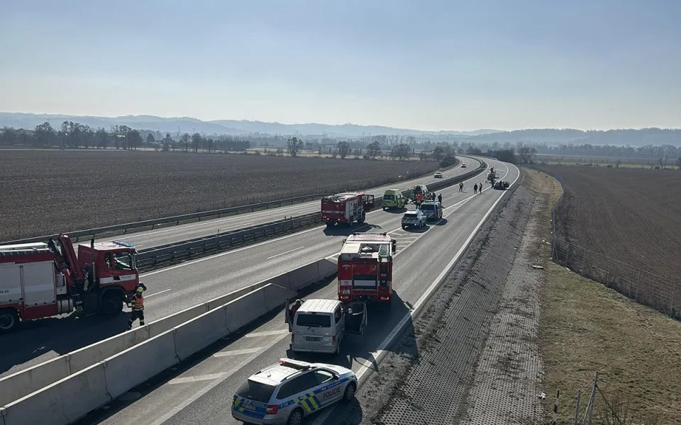 Přejet čtyřpruh na kole senior u Postřelmova nestihl. Po střetu pro něj letěl vrtulník