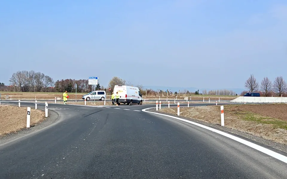 Na okružní křižovatce D35 u Olomouce probíhá od úvodu týdne obnova dopravního značení