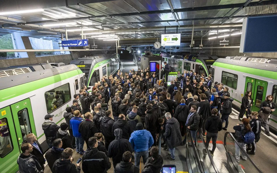 Fanoušci Sigmy v Lausanne, kde přejížděli na utkání krátký úsek vlakem