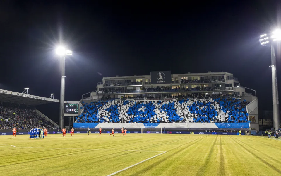 Choreo fanoušků Sigmy Olomouc před začátkem utkání Konferenční ligy