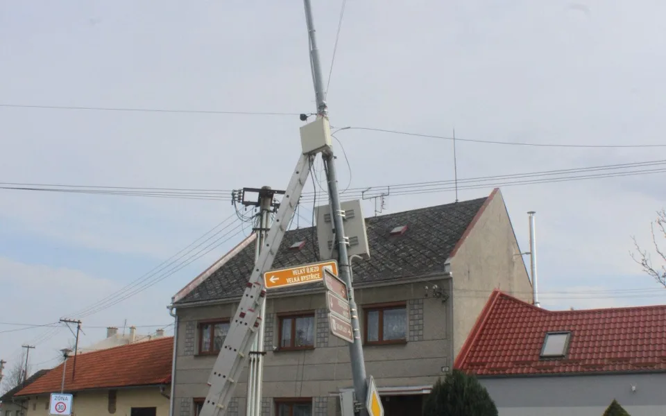 Traktorista v Přáslavicích vyvrátil tři elektrické sloupy. Zapomněl na nakládací rameno