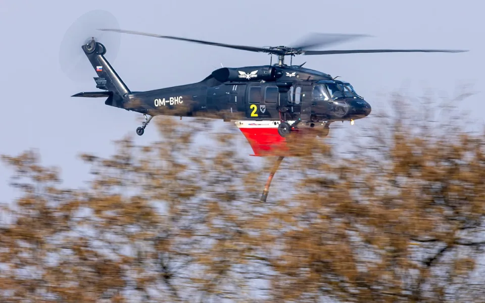 Vrtulníky Black Hawk UH-60 nacvičují letecké hašení na přerovském letišti
