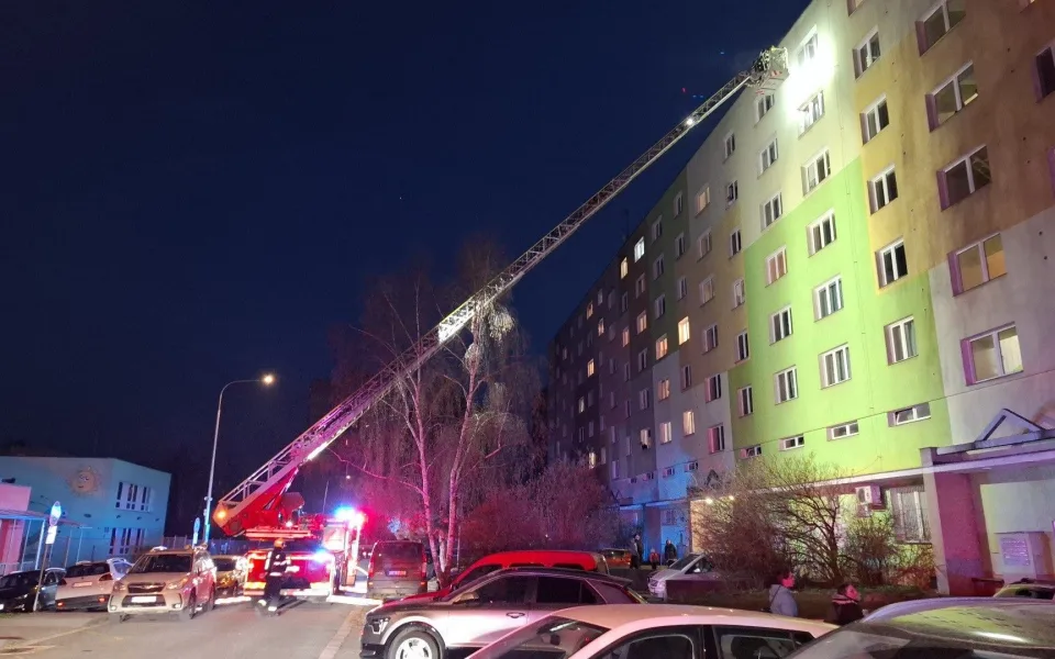 Na Nových Sadech hořel v sedmém patře balkon. Hasiči k požáru šplhali po žebříku
