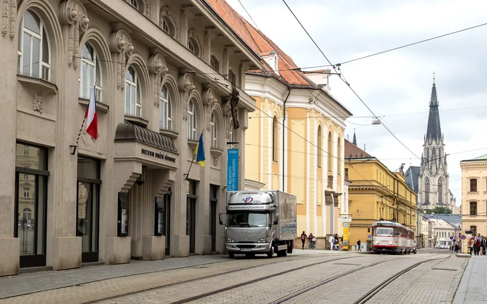 Na budově Muzea umění v Olomouci vlála vlajka Ukrajiny od roku 2022