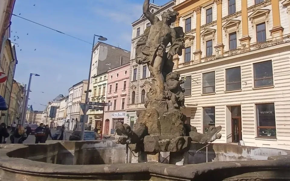 Olomouc opraví Merkurovu kašnu v centru města. Má ucpané trysky a prosakuje z ní voda