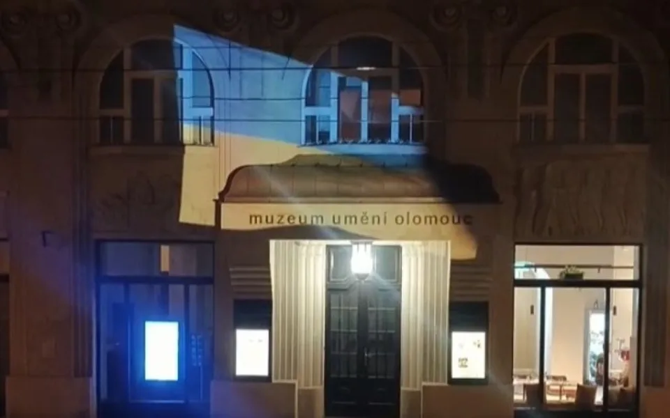 Ukázka české malosti. Z muzeí zmizely vlajky Ukrajiny, v Olomouci ji tam aktivisté opět promítli