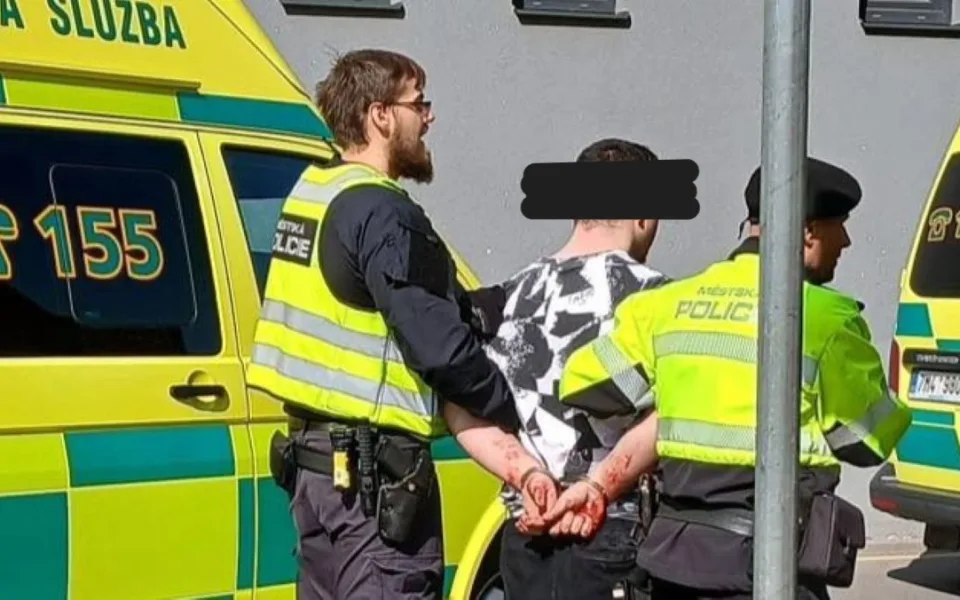 Zkrvavené ruce. Kvůli vraždě v centru Prostějova policie vyslýchá šestadvacetiletého muže