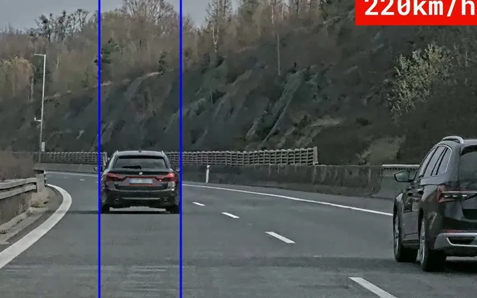Záběr z paluby vozu z policejního dálničního oddělení Kocourovec