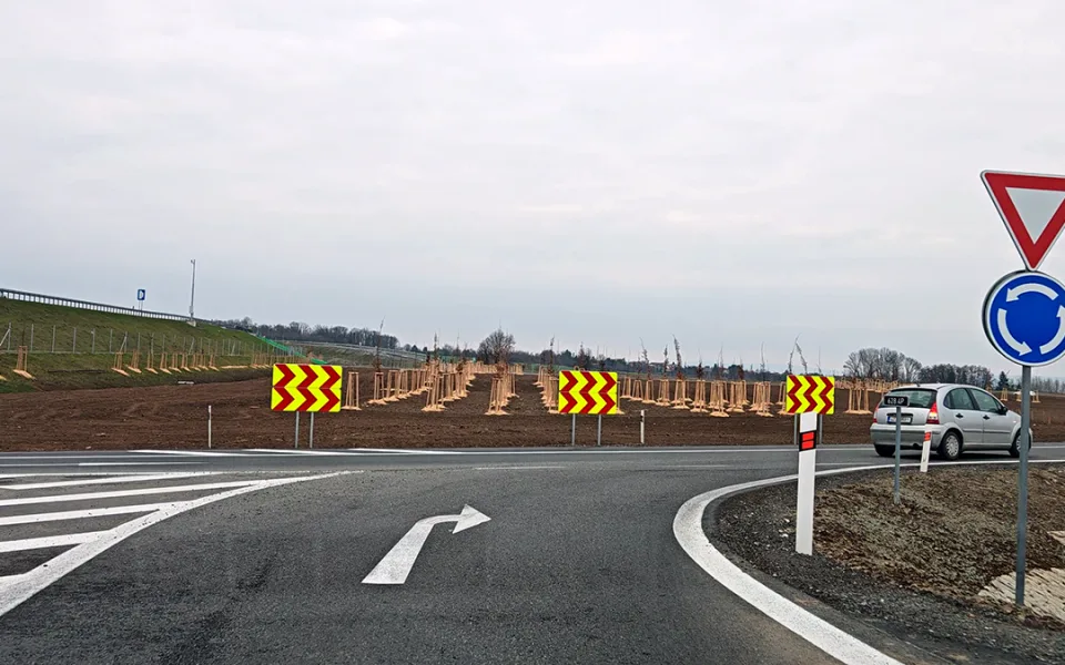 Nové směrové desky na kruhovém objezdu pod D35 u Olomouce