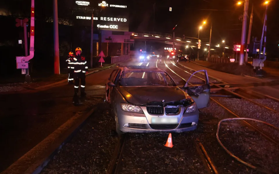 Noční bouračka u Šantovky: mladá řidička měla 2 promile, BMW pohltily plameny