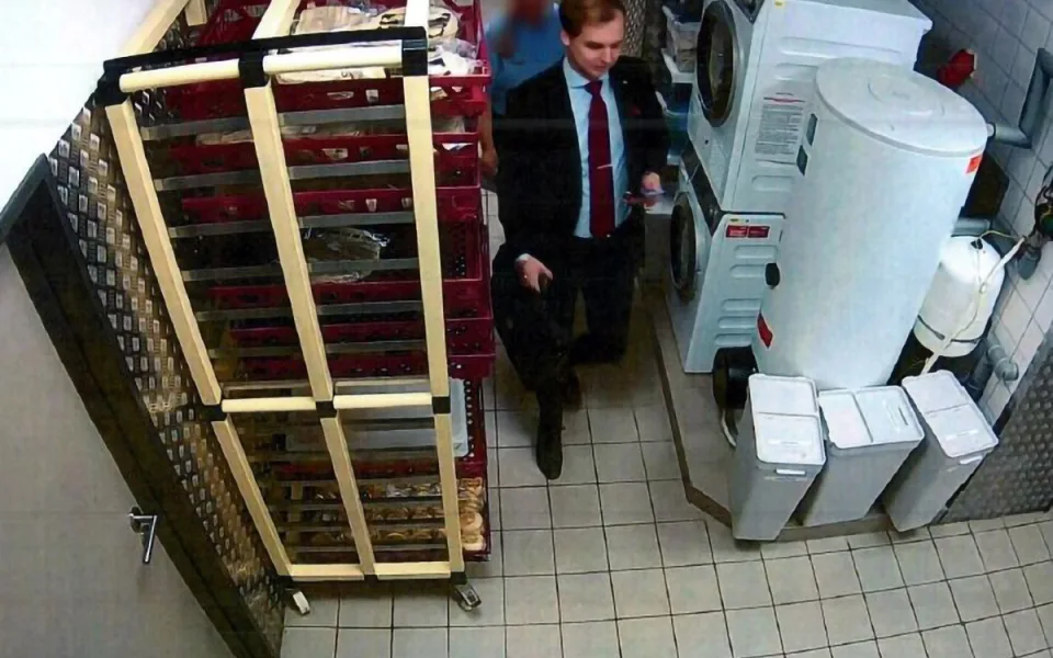 Kdo je muž v obleku? Policisté z Olomouce žádají o pomoc při pátrání