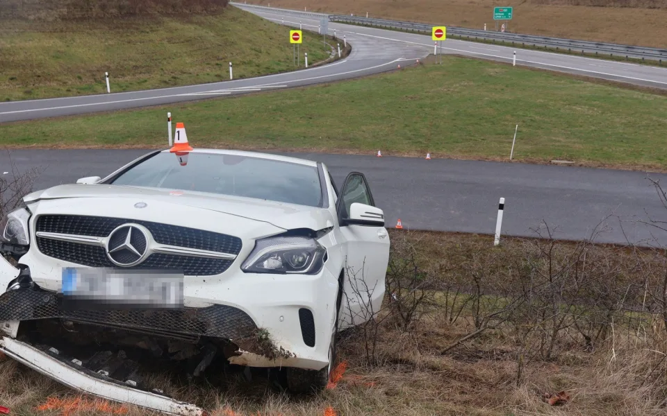 Mercedes mimo dálnici. Pětadvacetiletý řidič se při předjíždění u Přerova polekal