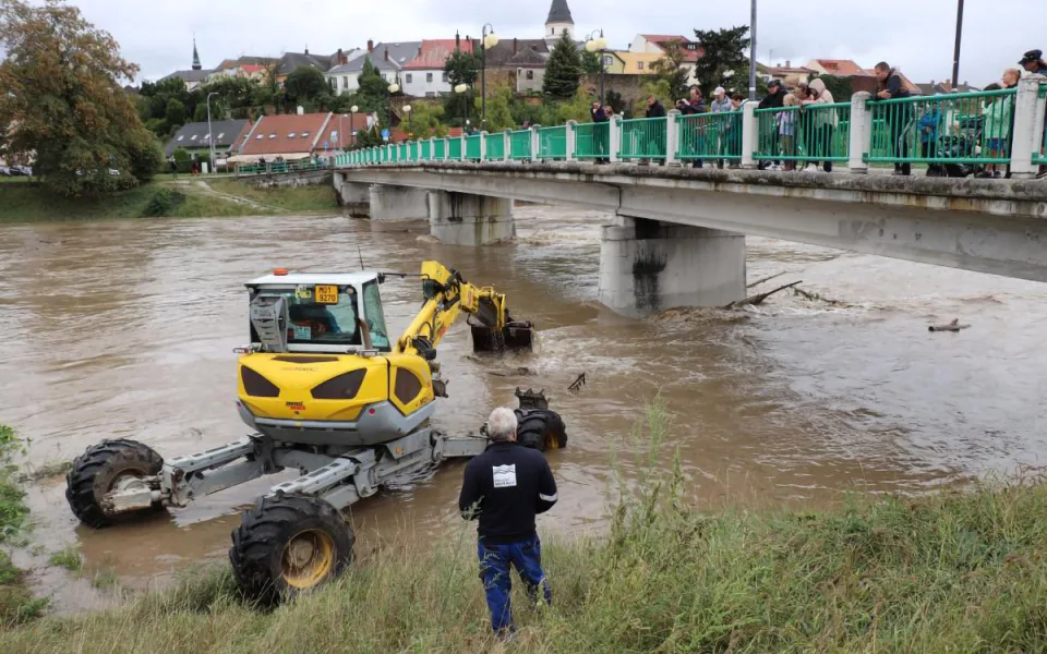Odstraňování plavenin z mostních pilířů v Přerově v průběhu povodně v září 2024