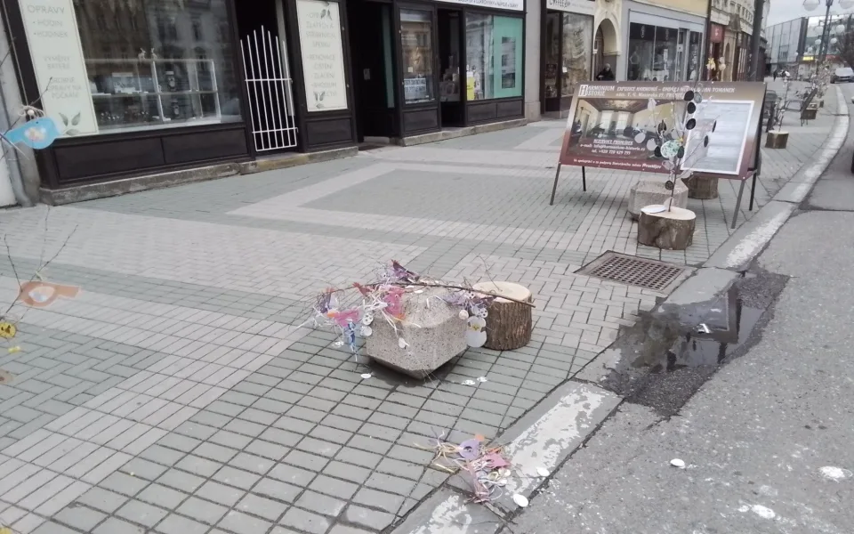 Co je to za lidi? Vandalové v Prostějově zničili velikonoční stromečky, které nazdobily děti