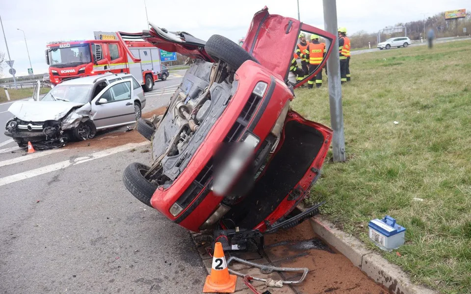 Vážný střet na kruháči u Globusu v Olomouci. Řidiče z auta vystříhávali hasiči