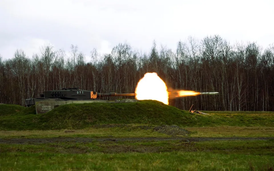 Střelba z tanku Leopard 2A4 - ilustrační foto