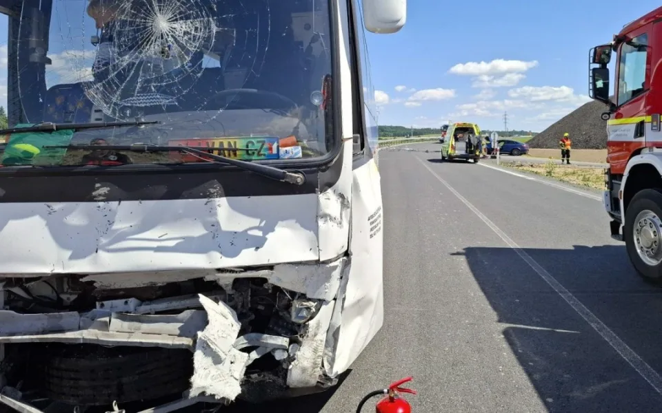 Opilý řidič u Velkého Týnce loni naboural autobus. Policie ho nyní obvinila, hrozí mu osm let