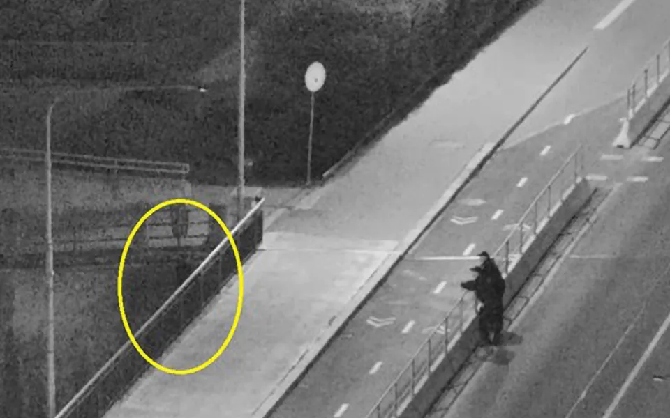 Strážníci na mostě v Přerově hovoří se ženou, která se rozhodla spáchat sebevraždu