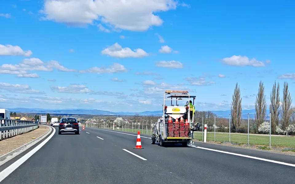 Nová D35 u Olomouce dostává finální úpravu, na vybledlé čáry si stěžovali řidiči