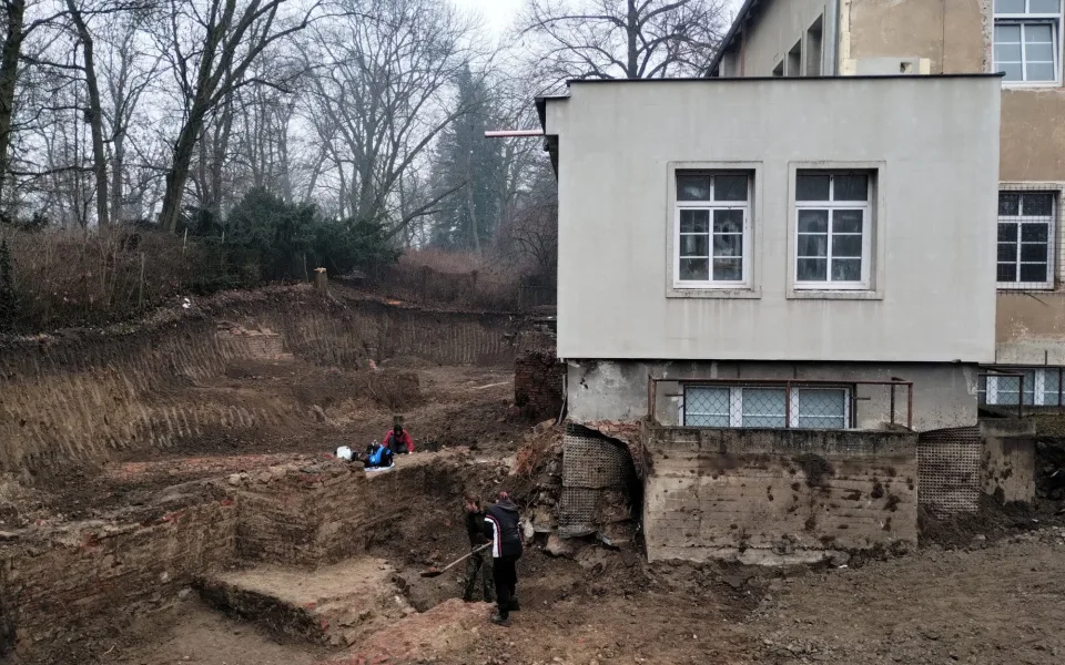 Vykopávky v centru Olomouce. Demolice garáže odkryla barokní chodby