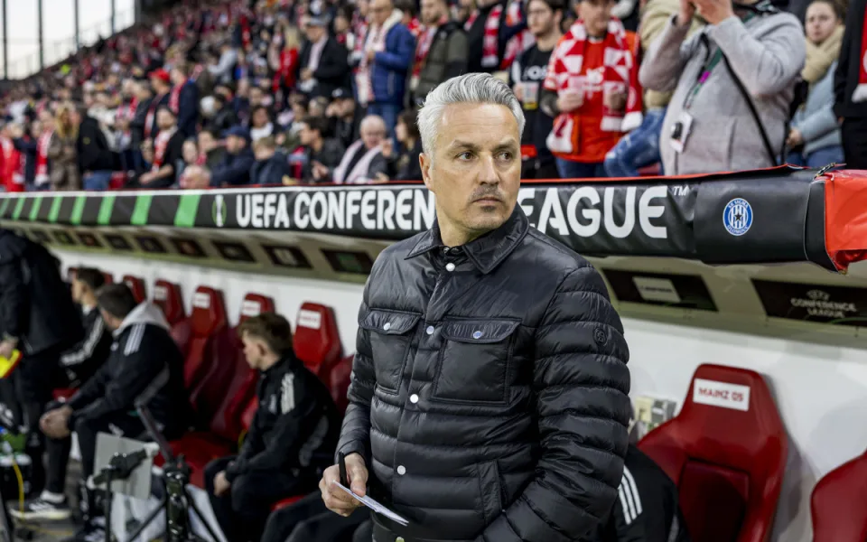 Trenér Tomáš Janotka při utkání Sigmy proti bundesligovému Mainzu v Konferenční lize