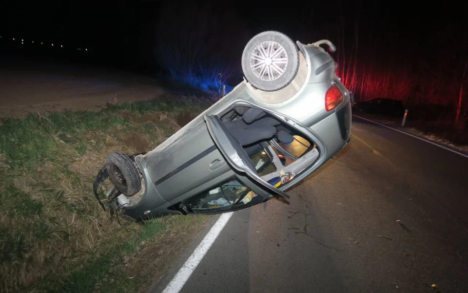 Osmnáctiletý mladík u Vikýřovic dupl na plyn a auto převrátil na střechu. Naštěstí se nikdo nezranil