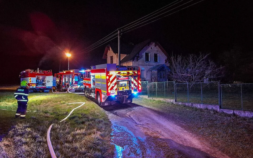 Noční požár u domu ve Zlatých Horách: s plameny bojovali čeští i polští hasiči