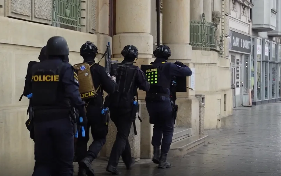 VIDEO: Policie a hasiči obsadili centrum Prostějova, zaútočil střelec. Naštěstí jen cvičně