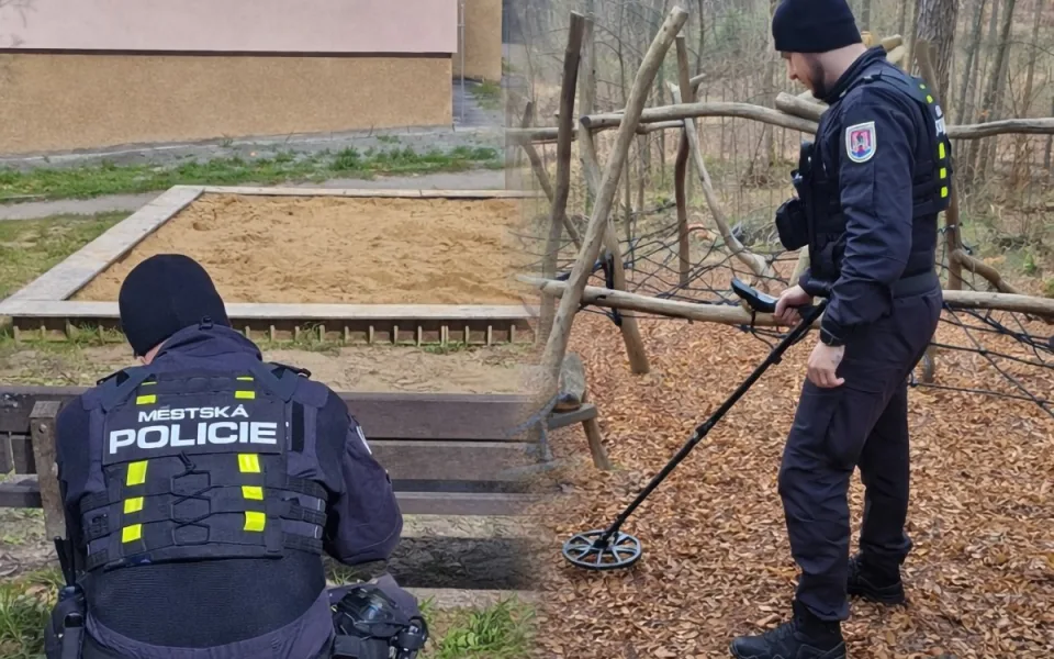 Strážníci v Šumperku propátrávají dětská hřiště s detektorem, místní kontroly chválí