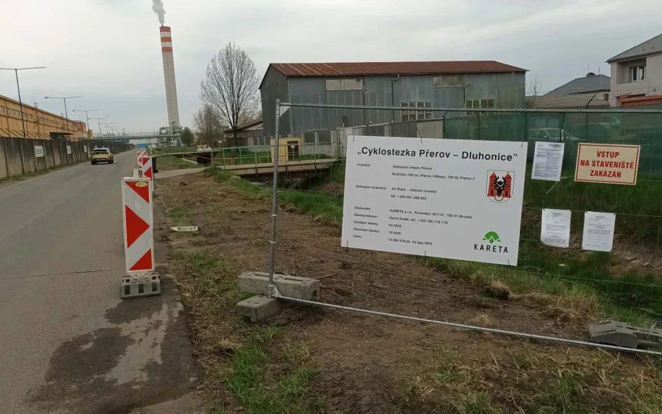 Do Dluhonic se konečně začala stavět cyklostezka, místní však mají jiné problémy. Pekelný hluk z D1