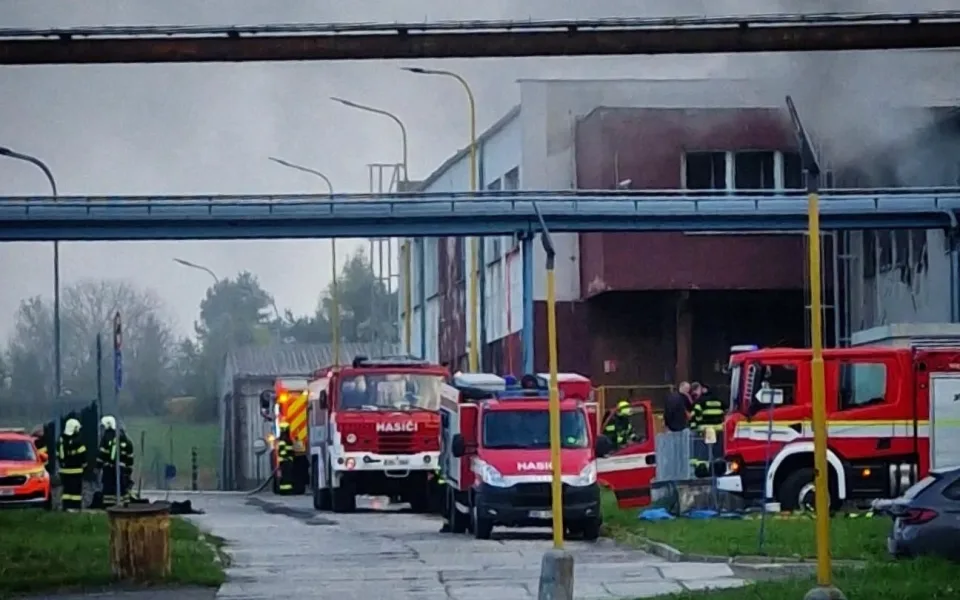 V přerovské Meoptě hořela rozvodna, firma vyrábí optiku i pro armádu. Škoda je 50 milionů