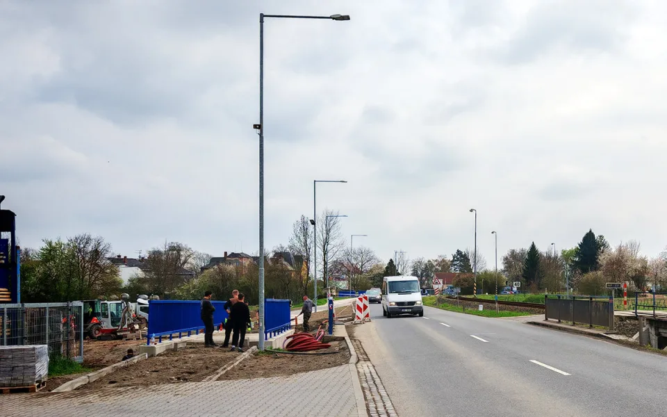 Stavba mostku, který je součástí nové smíšené stezky v Litovli, přinesla řadu komplikací