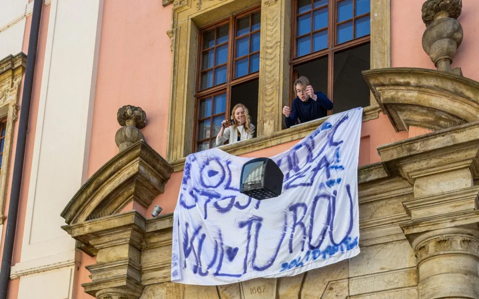 Studenti v Olomouci bránili média. Zachránili i televizi vyhozenou z okna