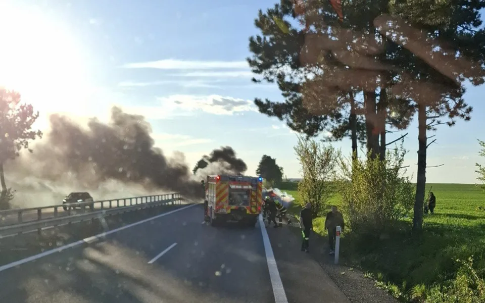 Hořící BMW zablokovalo D35 u Litovle, hasiči zasahovali v dýchací technice
