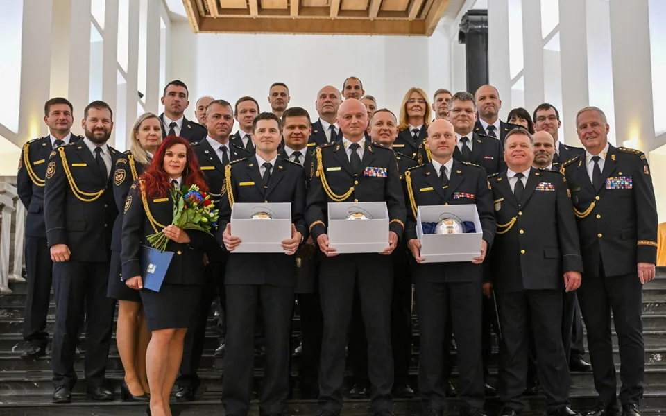 Tři skleněné přilby za Hustopeče. Hasiči z kraje získali prestižní ocenění za extrémní zásah