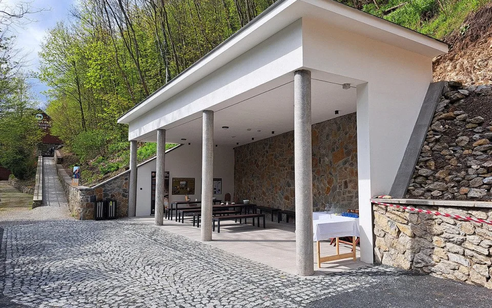 Nový přístřešek nejen pro turisty v Teplicích nad Bečvou