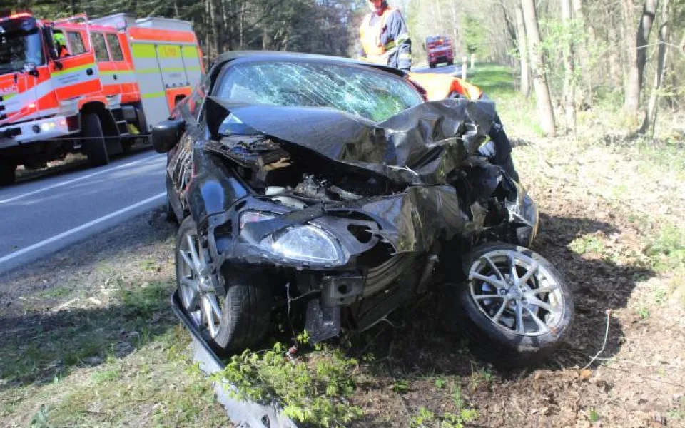 Padesátiletý řidič nezvládl na Přerovsku sporťák a těžce se zranil. Letěl pro něho vrtulník