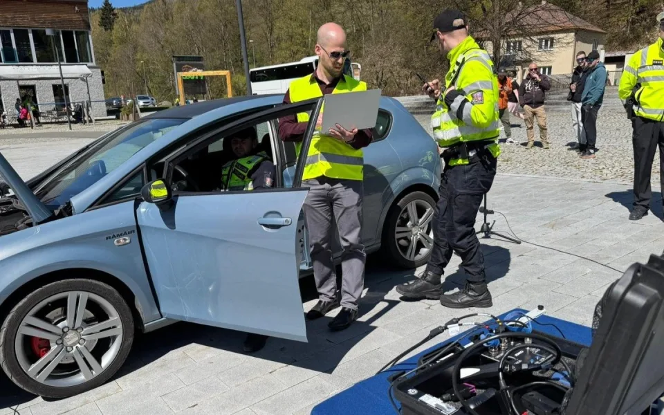 VIDEO: Mobilní hlukoměr na motorkáře. Jako první v zemi ho mají policisté v Jeseníkách