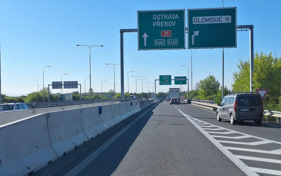 Na dálnici u Olomouce pozor. Silničáři budou opravovat nerovnosti na mimoúrovňové křižovatce