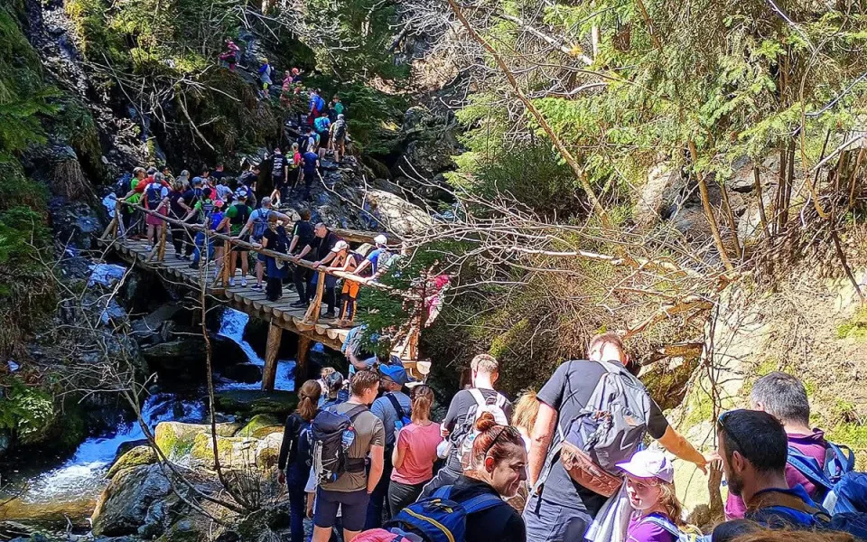Místo procházky tlačenice. Jeseníky zaplavily extrémní davy turistů