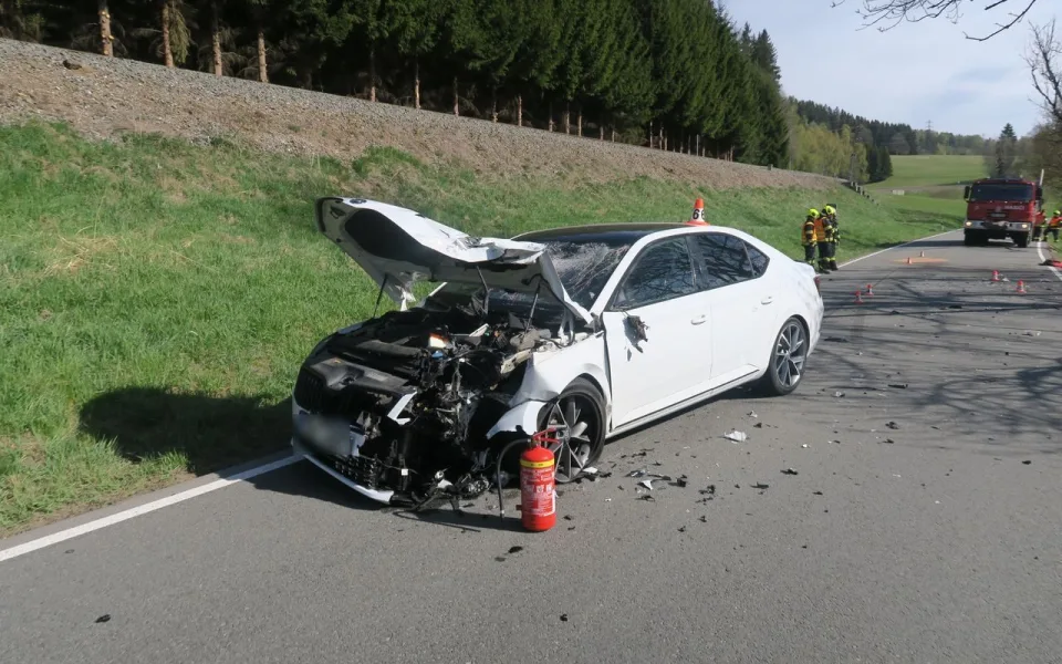 Sedmačtyřicetiletý motorkář zemřel při předjíždění u Branné. Stroj se rozpadl na kusy