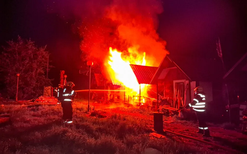 Hasiči celou noc likvidovali požár chaty na Šumpersku. Zabránili rozšíření plamenů