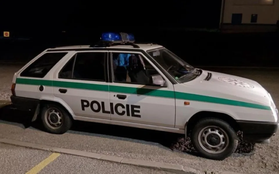 Pokuta za řízení Škody Forman v policejních barvách a s majákem. Řidič skončil v Kelčicích
