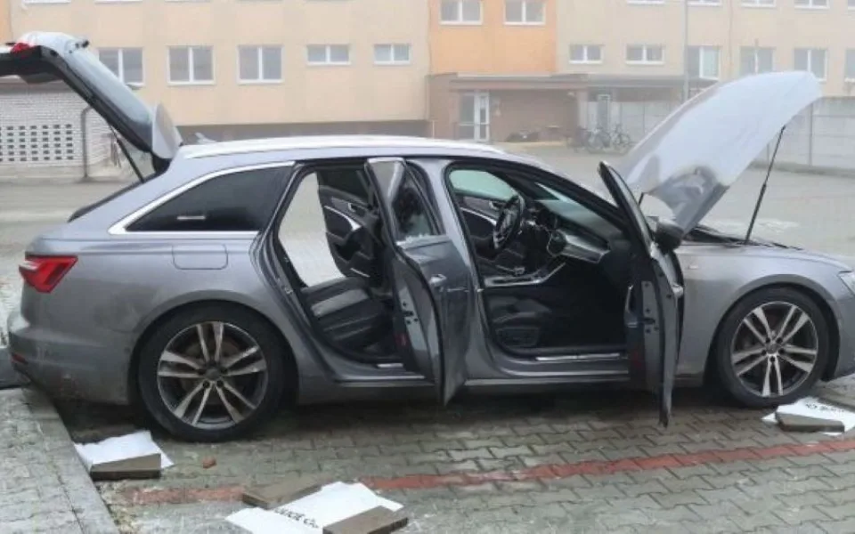 Protřelý zloděj zapálil ukradené auto na policejním parkovišti v Prostějově, aby zahladil stopy