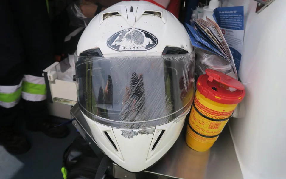 Přilbou dřel o asfalt. Motorkář havaroval na obchvatu Postřelmova
