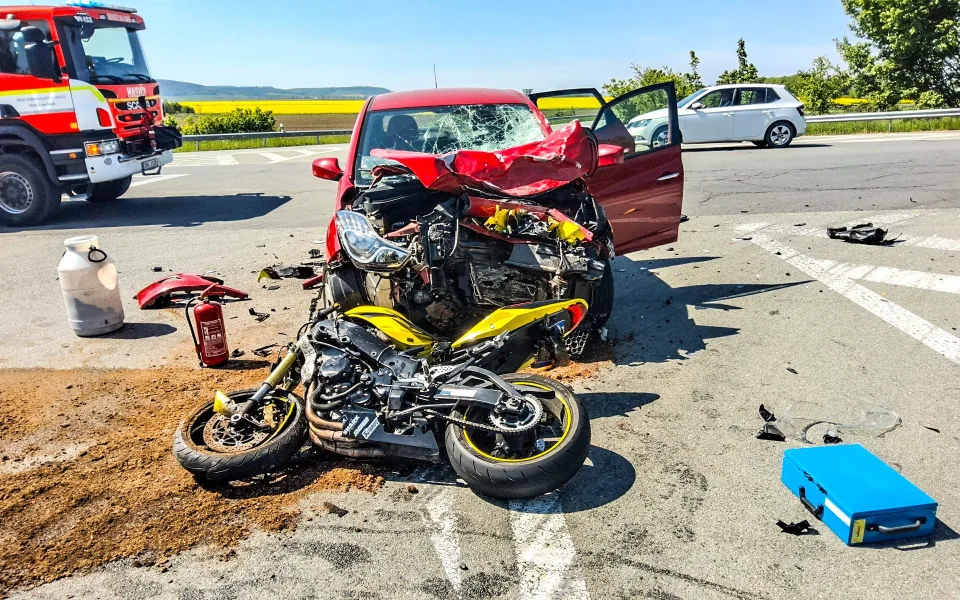 Mladý motorkář přímý střet nepřežil. Sedmasedmdesátiletá řidička mu u Litovle nedala přednost