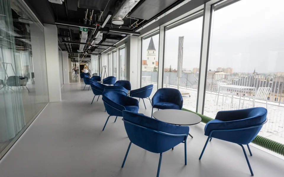 FOTO: Přerov se pyšní novou radnicí. Moderní stavba nabídne i kavárnu na střeše
