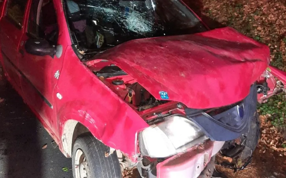 Vozidlu hrozil pád ze srázu. Na Šumpersku havaroval mladík pod vlivem drog