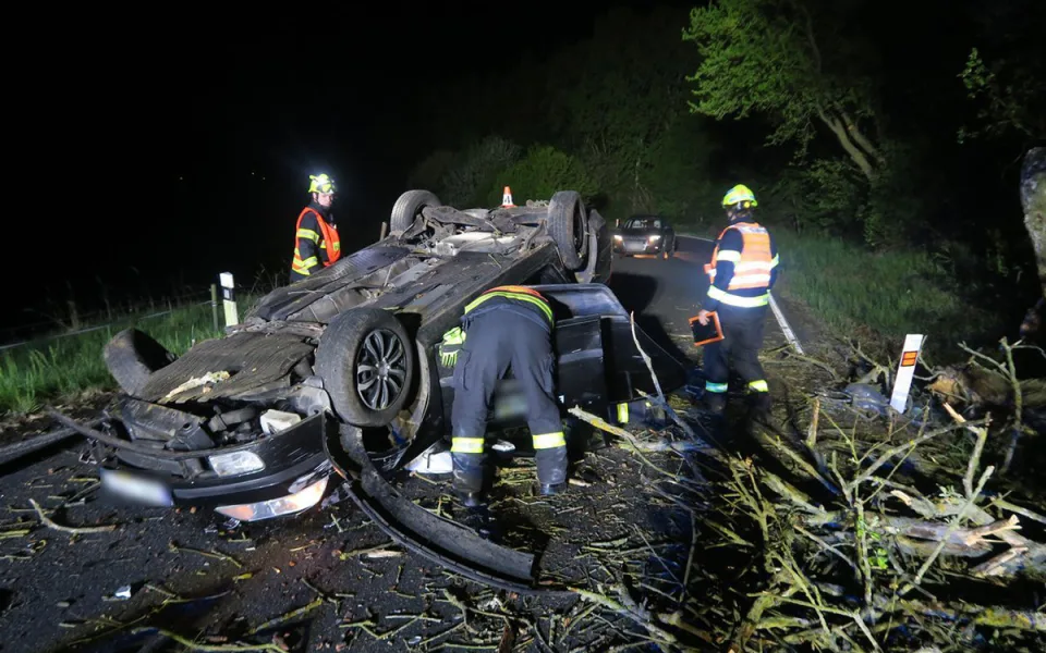 Náraz do stromu a auto na střeše. Mladá řidička měla pozitivní test na drogy